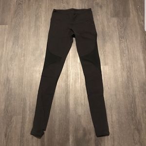 Alo yoga black and mesh leggings